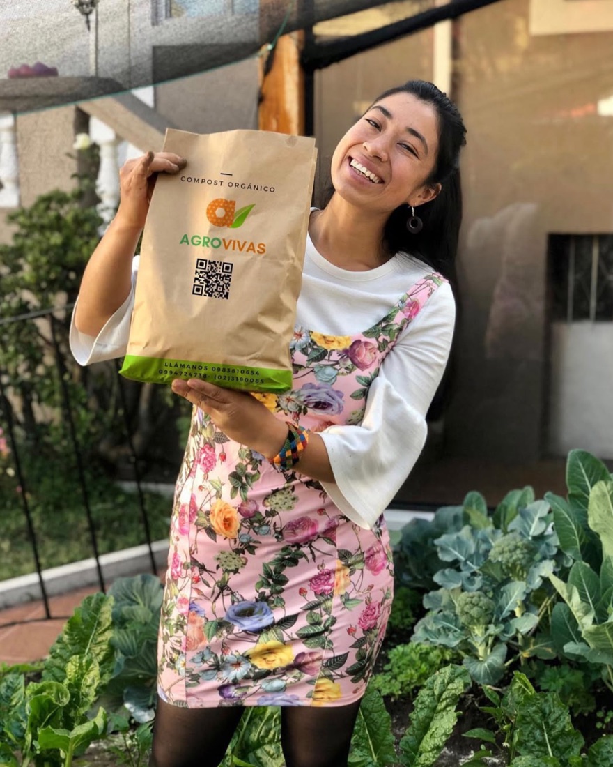 Clienta con su funda de compost Agrovivas