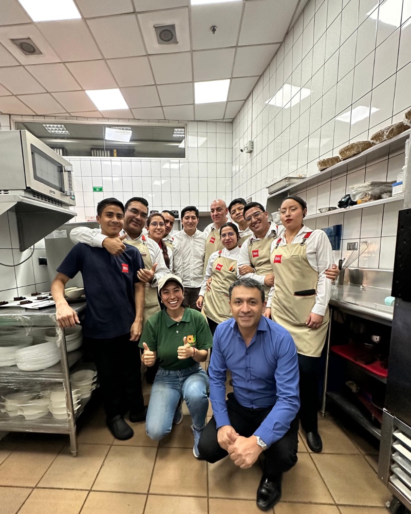Equipo de cocina de un restaurante aliado de Agrovivas
