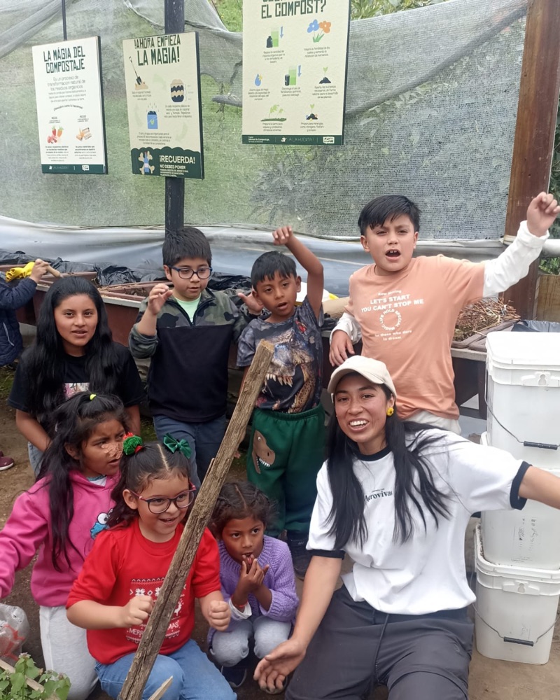 Niños aprendiendo compostaje en un taller de Agrovivas