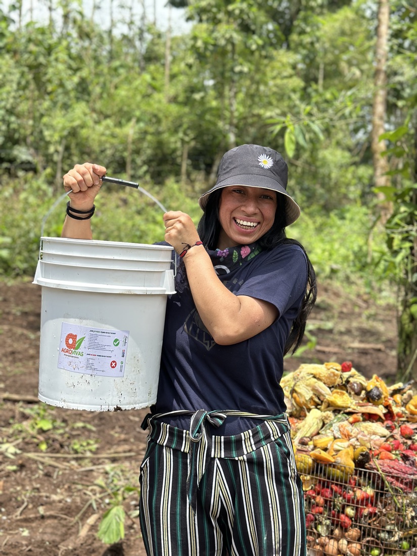 Recolectora de Agrovivas sosteniendo un balde del servicio